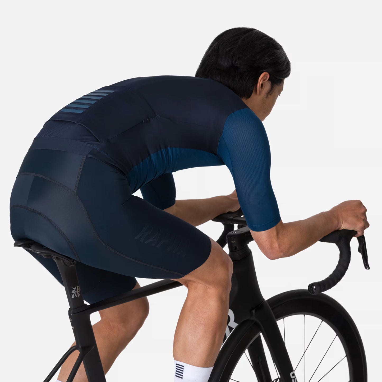Rapha Men's Pro Team Training Jersey Titan / Carbon BEY01XXTICXXS,BEY01XXTICXSM,BEY01XXTICSML,BEY01XXTICMED,BEY01XXTICLRG,BEY01XXTICXLG,BEY01XXTICXXL,BEY01XXTIC3XL image 6